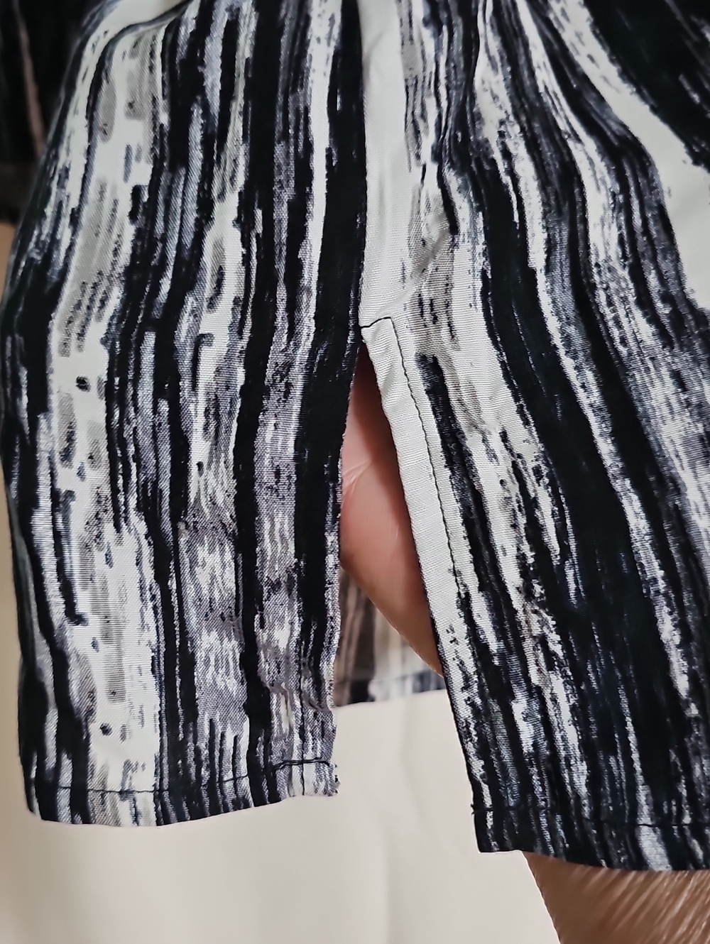 Gloria Vanderbilt Black and White Striped Brushstroke Blouse - Picture 4 of 6